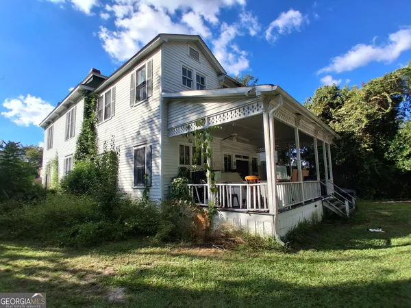 a view of a house with backyard and porch
