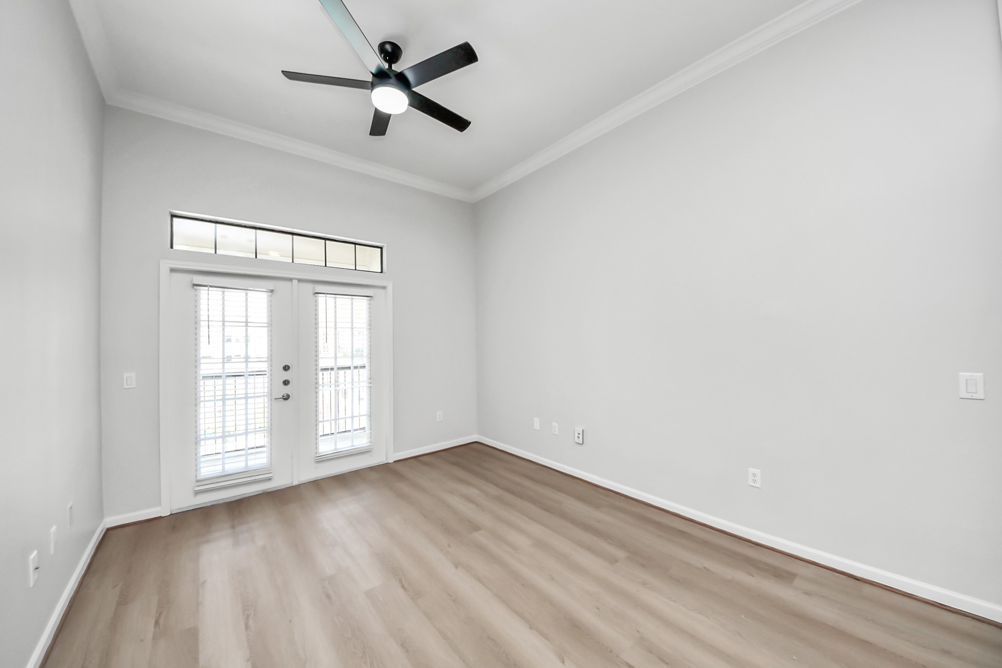 6363 San Felipe Street, Unit 549 Houston, TX 77057 - Photo 11 of 43 an empty room with wooden floor fan and windows