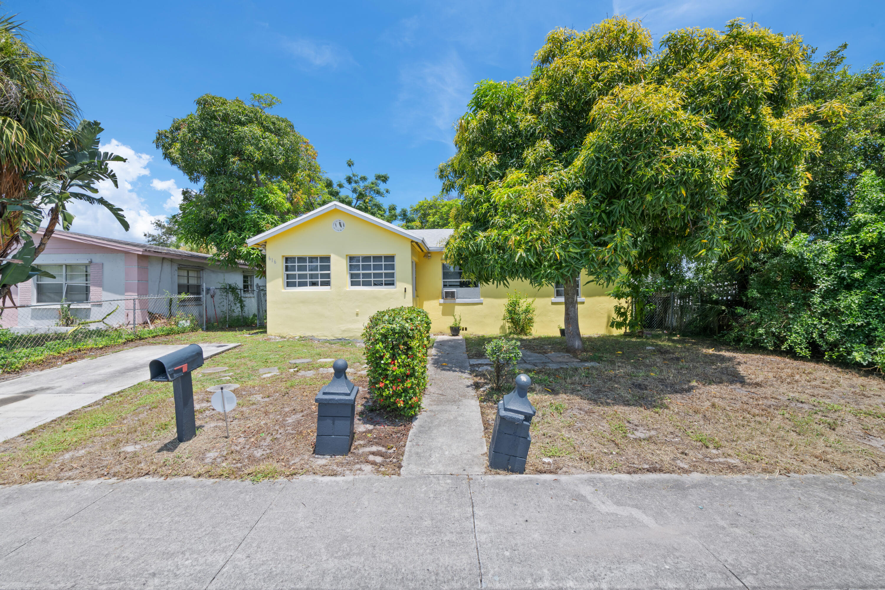616 West 5th Street Riviera Beach, FL 33404 - Photo 2 of 23 DSC_8627