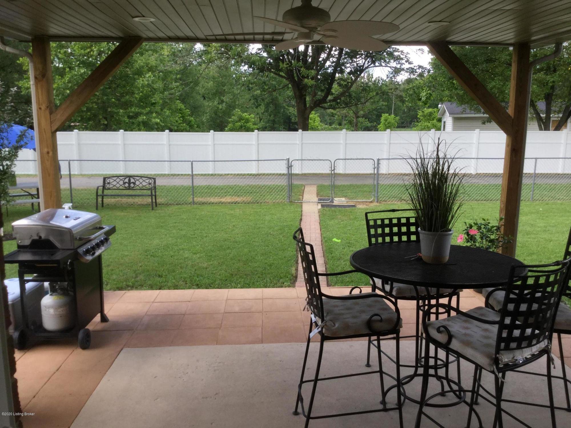 2468 Beech Grv Road Shepherdsville, KY 40165 - Photo 6 of 32 Covered patio