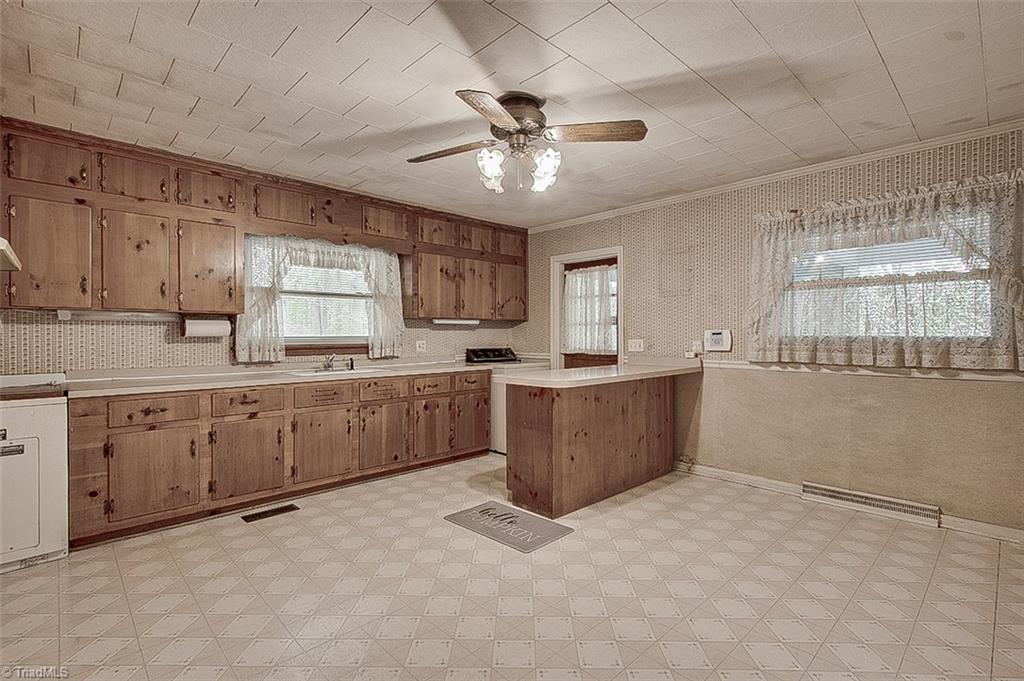 1407 Meadowbrook Road Asheboro, NC 27203 - Photo 11 of 33