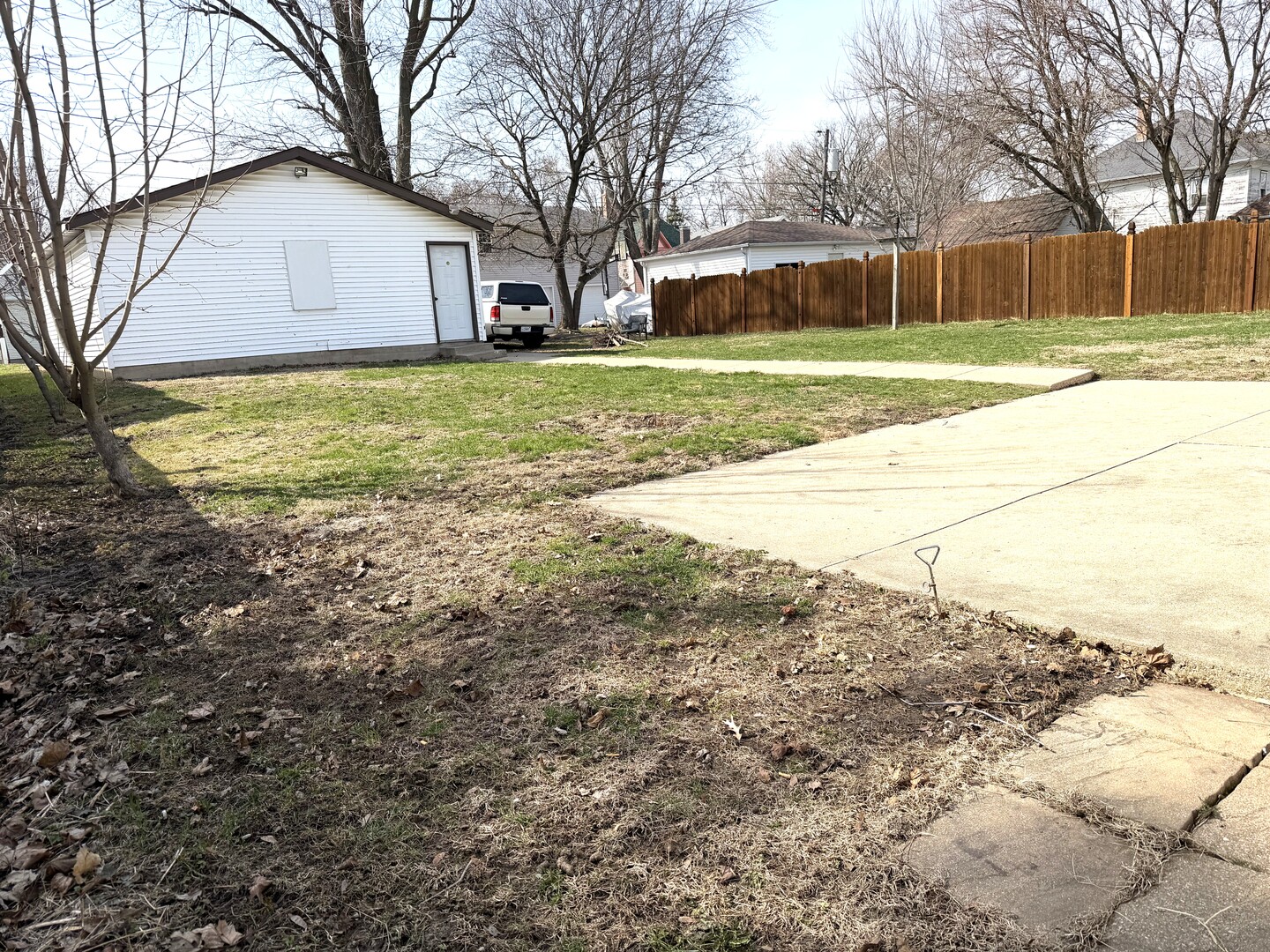 504 11th Avenue Mendota, IL 61342 - Photo 12 of 15 a view of a yard with a house and a large tree
