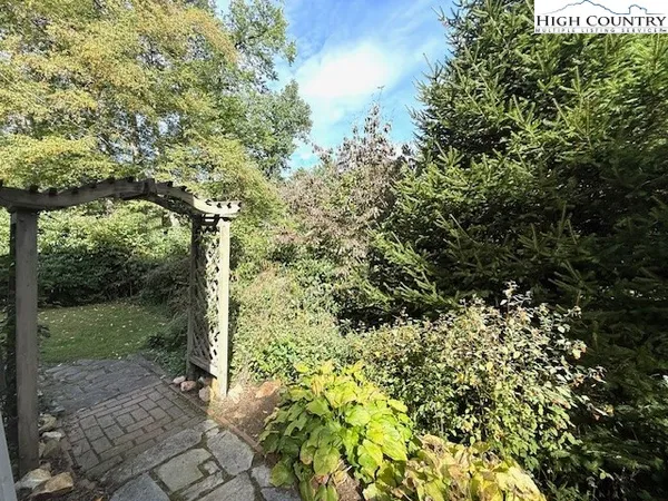 $700,000 | 491 Mountain Aire Lane, West Jefferson, NC 28694