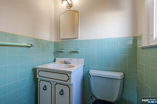 $799,900 | 715 Bush Place, Paramus, NJ 07652