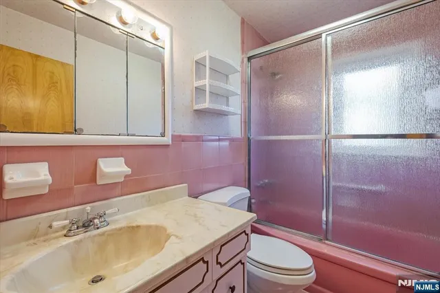 $799,900 | 715 Bush Place, Paramus, NJ 07652