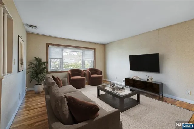 $799,900 | 715 Bush Place, Paramus, NJ 07652