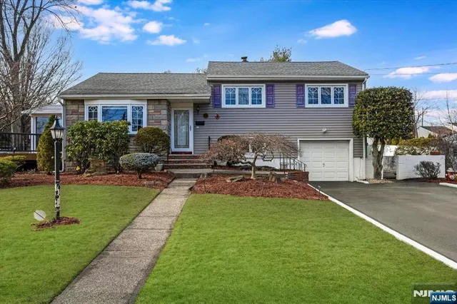 $799,900 | 715 Bush Place, Paramus, NJ 07652