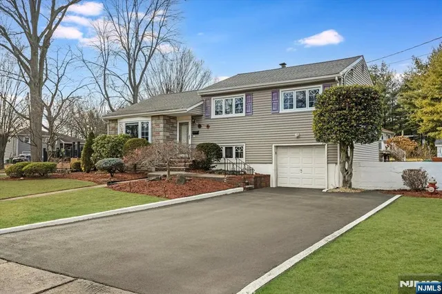 $799,900 | 715 Bush Place, Paramus, NJ 07652