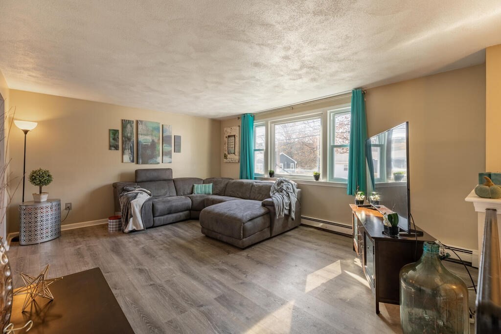 328 Ash Street Reading, MA 01867 - Photo 4 of 25 Gallery Image 4