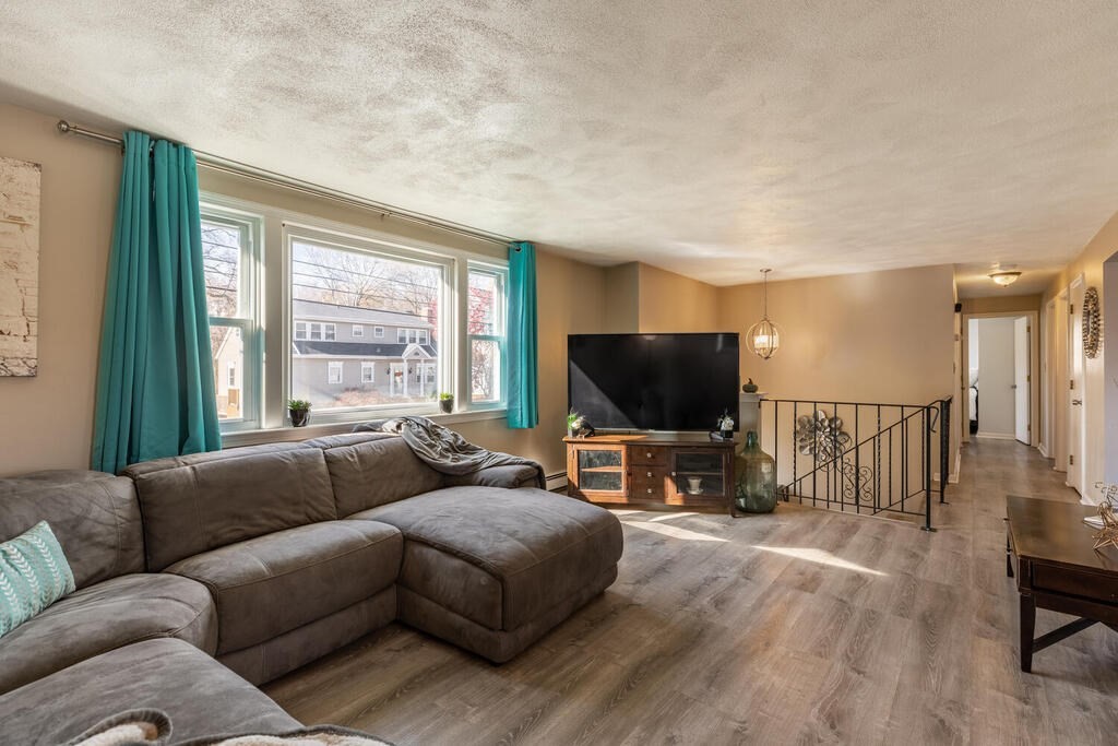328 Ash Street Reading, MA 01867 - Photo 5 of 25 Gallery Image 5