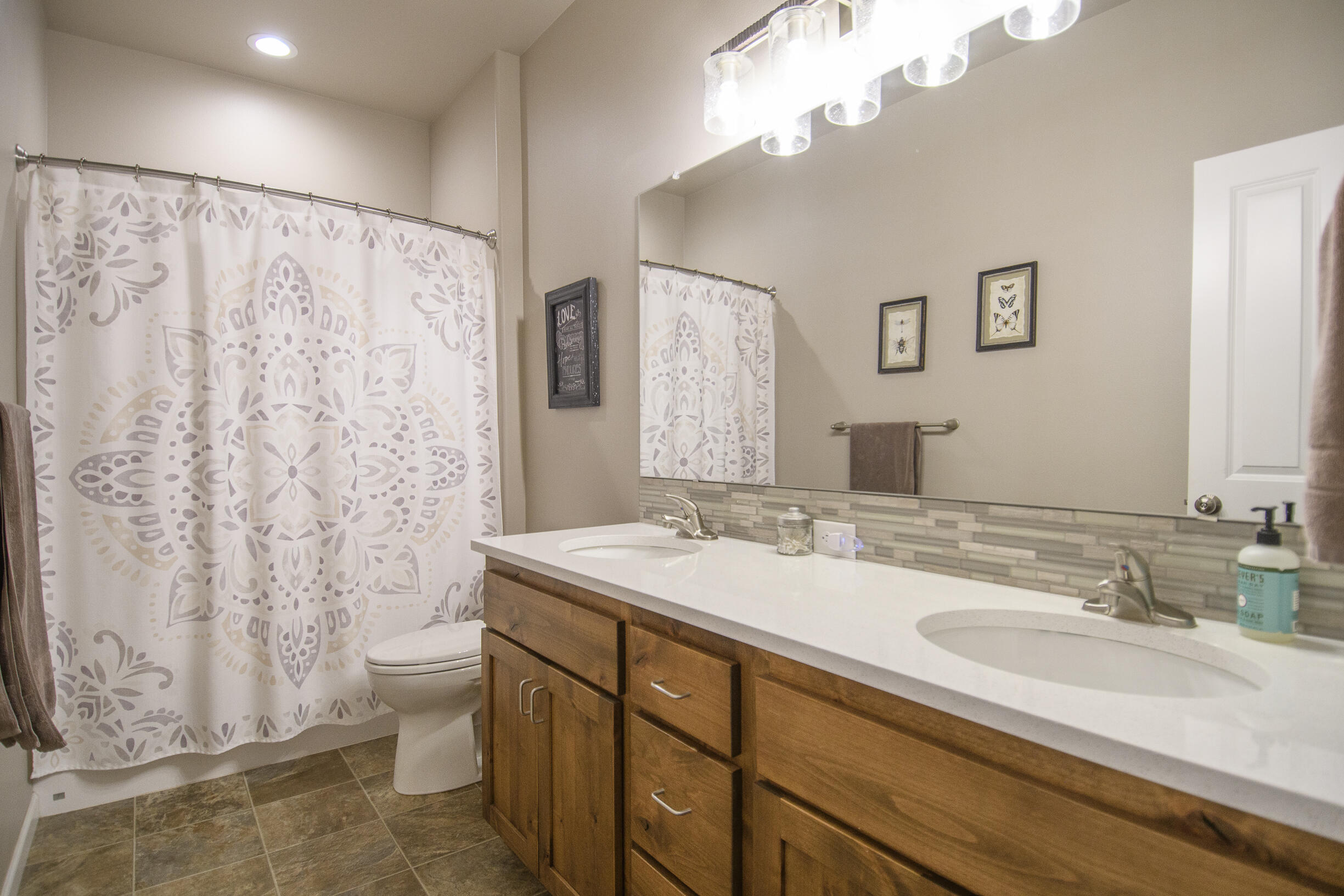2745 Southwest 32nd Street Redmond, OR 97756 - Photo 11 of 28 Full Guest Bath