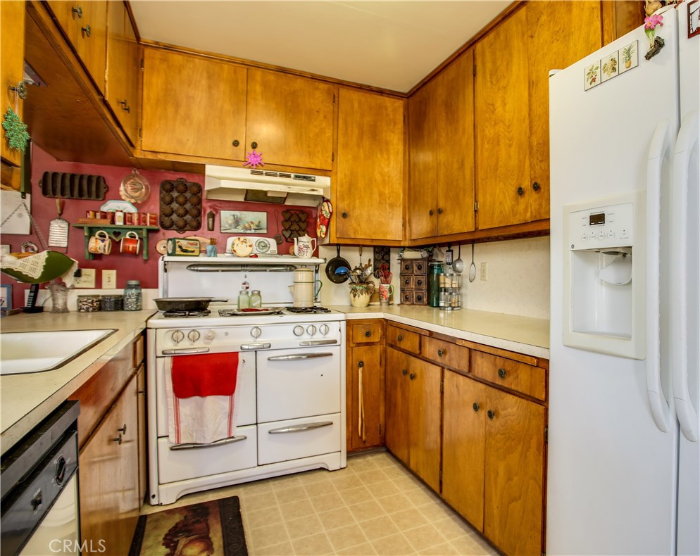 5407 Paradise View Road Yucca Valley, CA 92284 - Photo 16 of 63 a kitchen with stainless steel appliances granite countertop a sink and cabinets