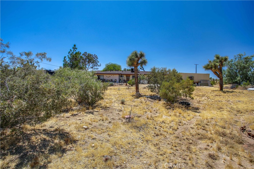 5407 Paradise View Road Yucca Valley, CA 92284 - Photo 42 of 63 a view of a houses with a yard