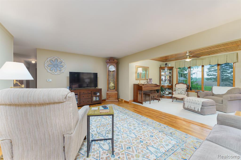 6841 Layton Road Fowlerville, MI 48836 - Photo 4 of 36