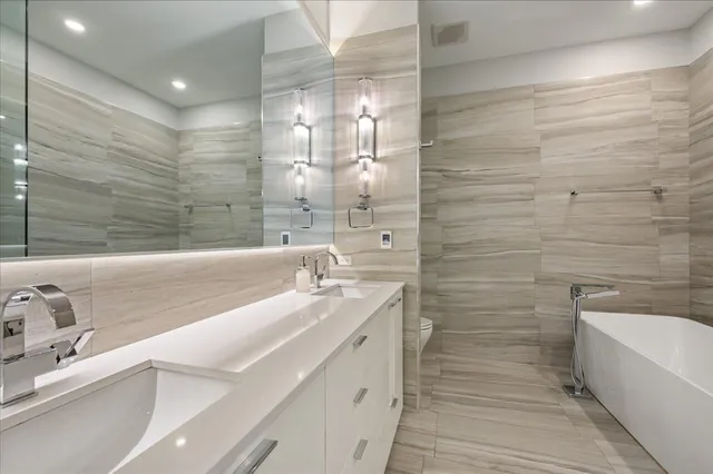 $1,125,000 | 2027 West Belmont Avenue, Unit 1, Chicago, IL 60618