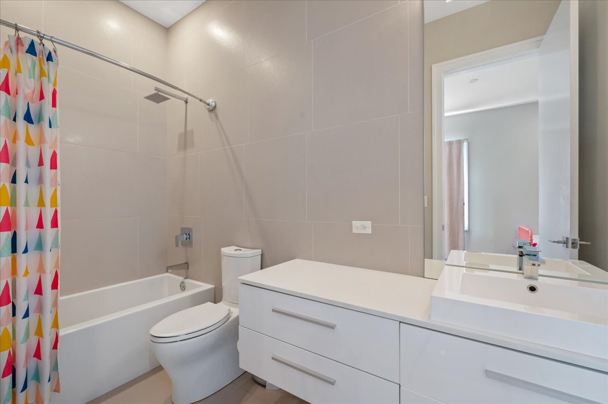 2027 West Belmont Avenue, Unit 1 Chicago, IL 60618 - Photo 19 of 34