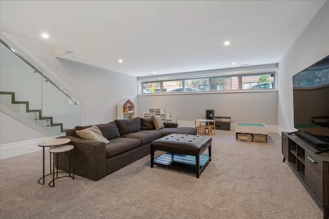 $1,125,000 | 2027 West Belmont Avenue, Unit 1, Chicago, IL 60618