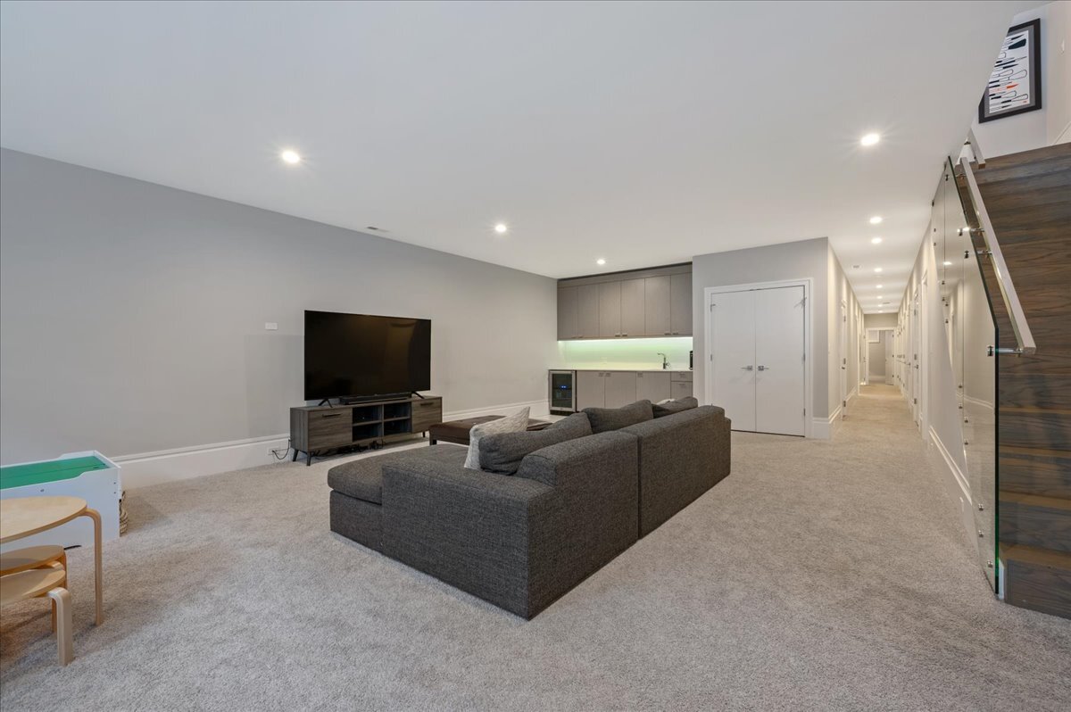 2027 West Belmont Avenue, Unit 1 Chicago, IL 60618 - Photo 23 of 34