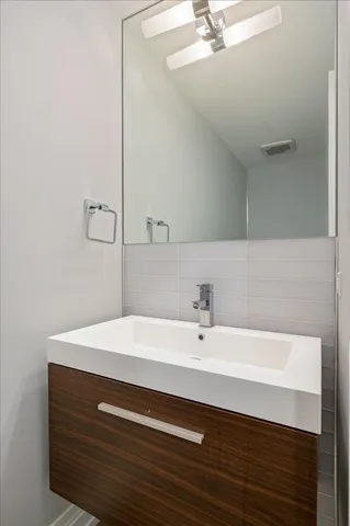 $1,125,000 | 2027 West Belmont Avenue, Unit 1, Chicago, IL 60618