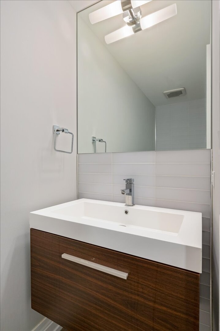 2027 West Belmont Avenue, Unit 1 Chicago, IL 60618 - Photo 24 of 34