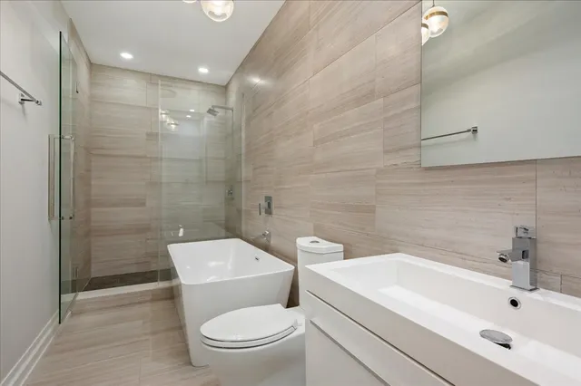 $1,125,000 | 2027 West Belmont Avenue, Unit 1, Chicago, IL 60618