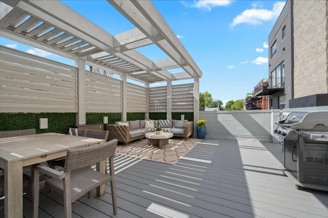 $1,125,000 | 2027 West Belmont Avenue, Unit 1, Chicago, IL 60618