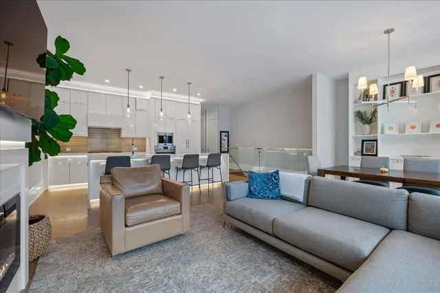 $1,125,000 | 2027 West Belmont Avenue, Unit 1, Chicago, IL 60618