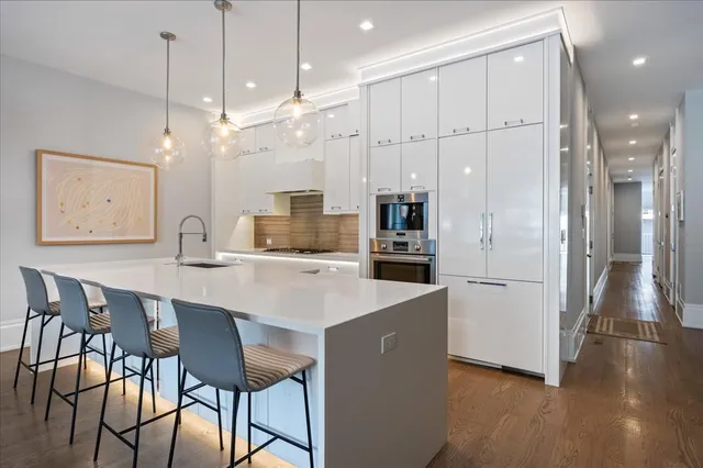 $1,125,000 | 2027 West Belmont Avenue, Unit 1, Chicago, IL 60618