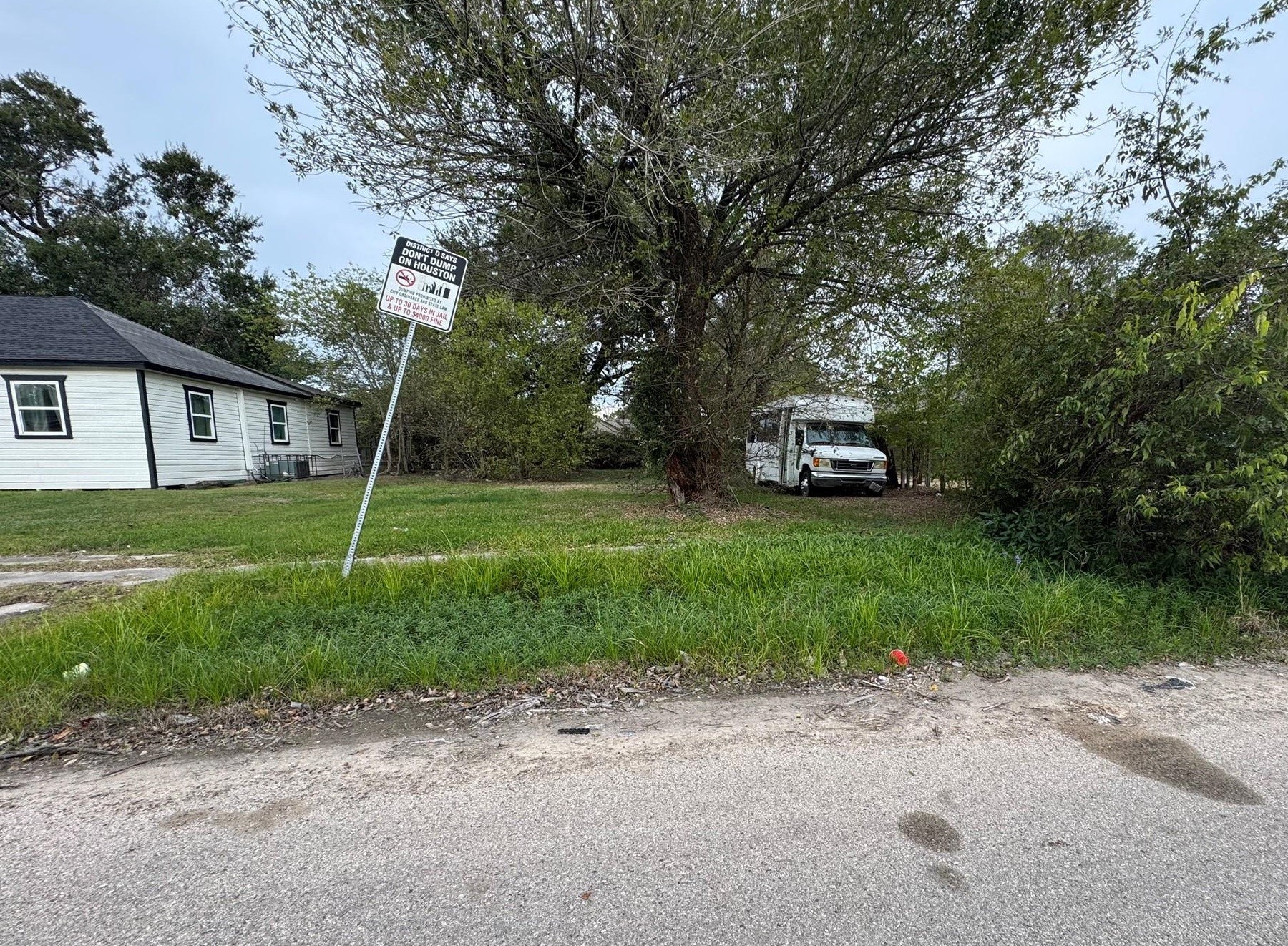 4509 Perry Street Houston, TX 77021 - Photo 2 of 4 a view of a house with backyard and a tree