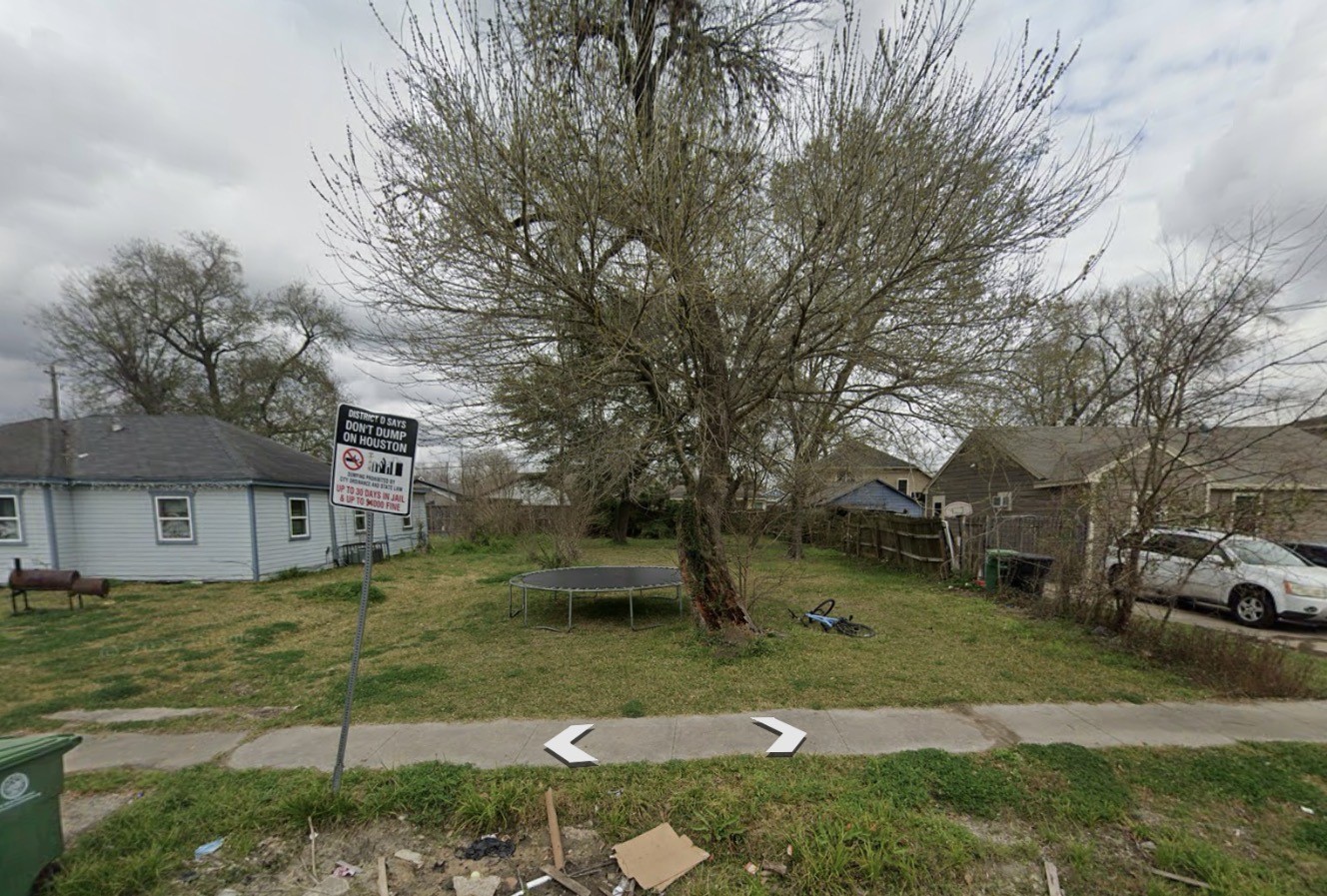 4509 Perry Street Houston, TX 77021 - Photo 4 of 4 a view of a yard with a house