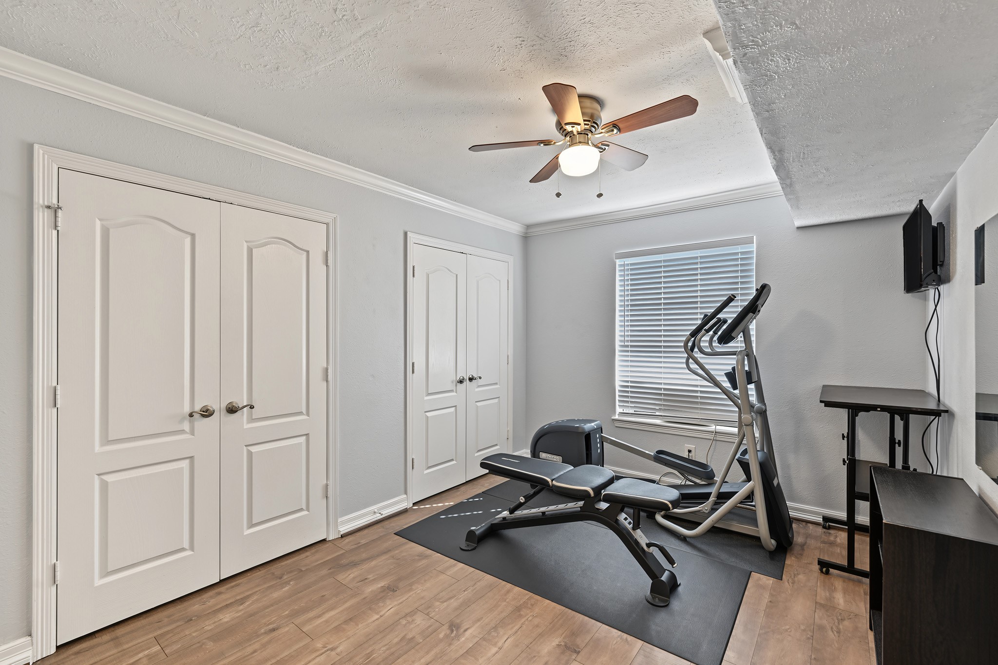 8221 Kingsbrook Road, Unit 108 Houston, TX 77024 - Photo 10 of 18 The spacious secondary bedroom features ample closet space and views of the back patio.