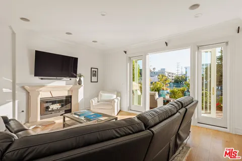 $3,195,000 | 3815 Vía Dolce, Marina del Rey, CA 90292