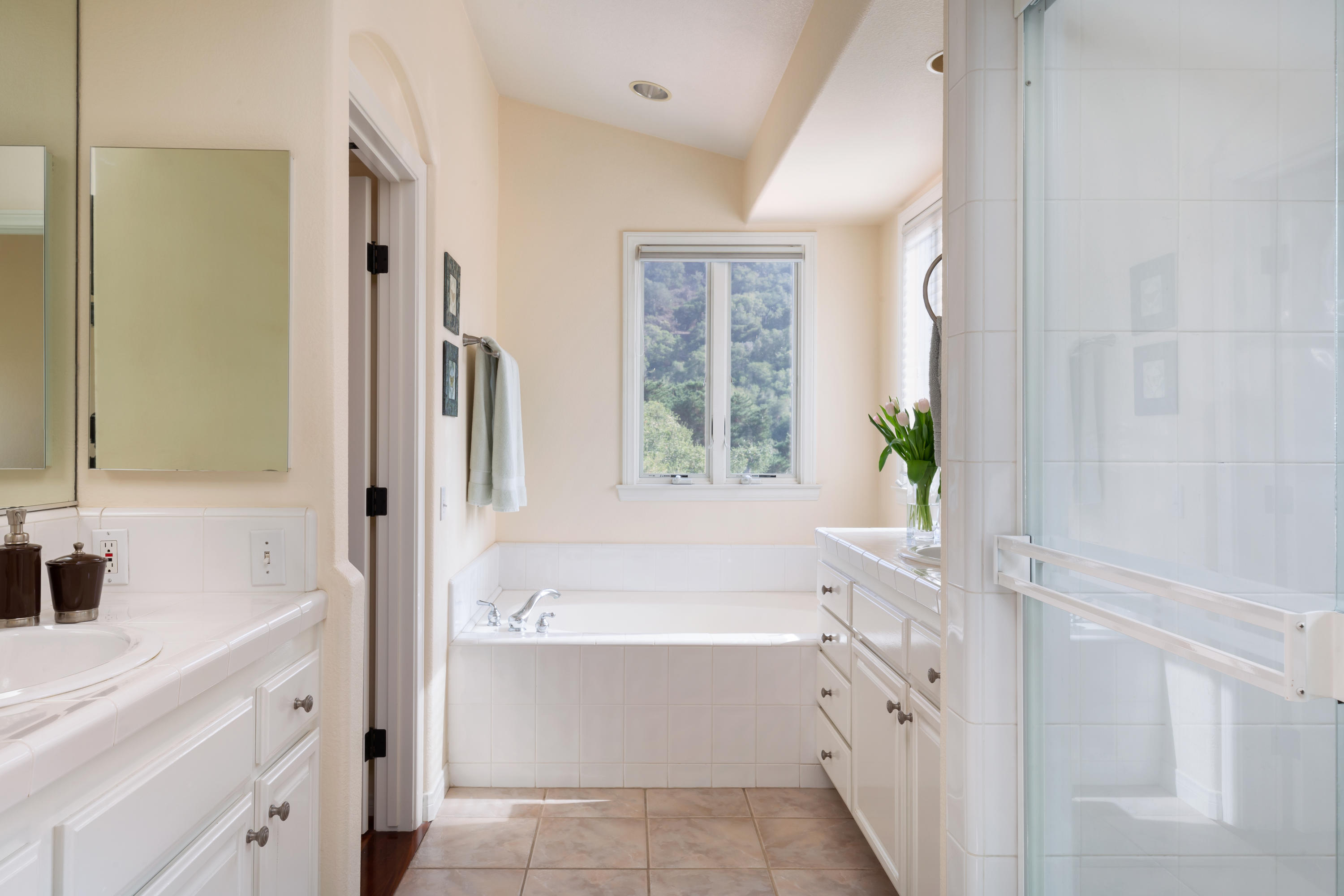 4137 Hidden Oaks Road Santa Barbara, CA 93105 - Photo 10 of 17 Primary Ensuite