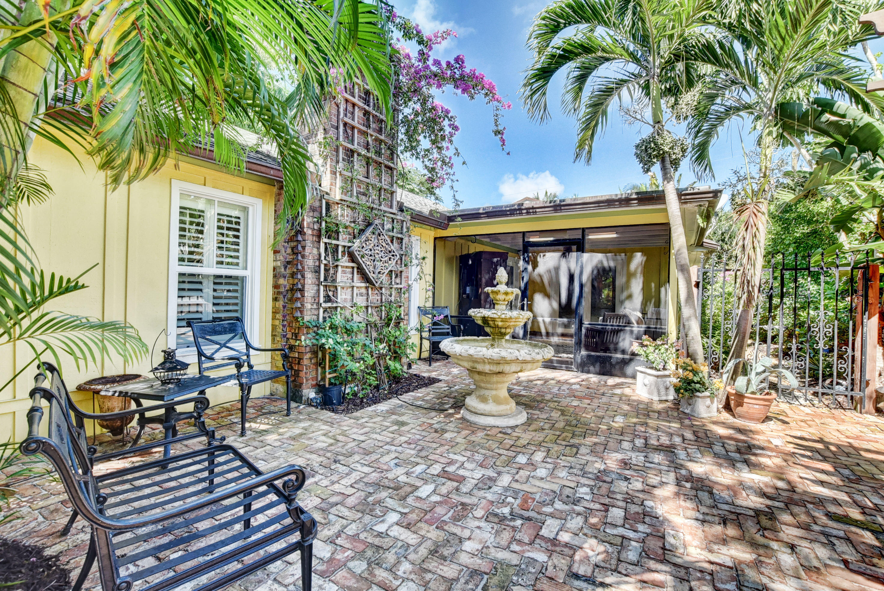 375 East Boca Raton Road Boca Raton, FL 33432 - Photo 36 of 43 a view of a chairs and table in backyard of a house