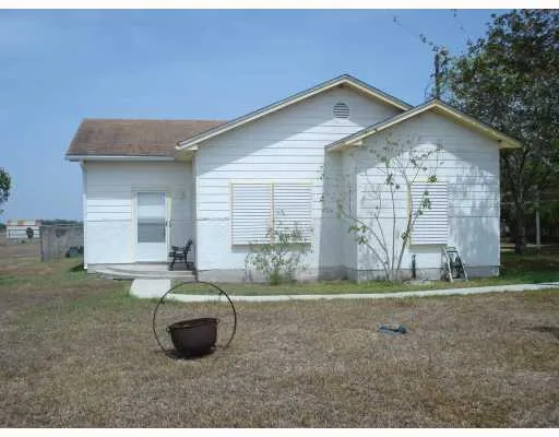 a view of a house with backyard and garden