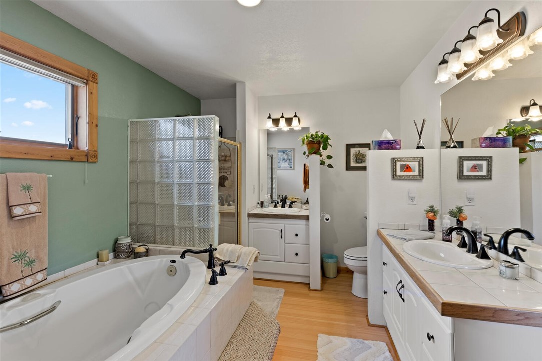 6015 Heeney Road Silverthorne, CO 80498 - Photo 21 of 35 Second primary bath on the main floor.