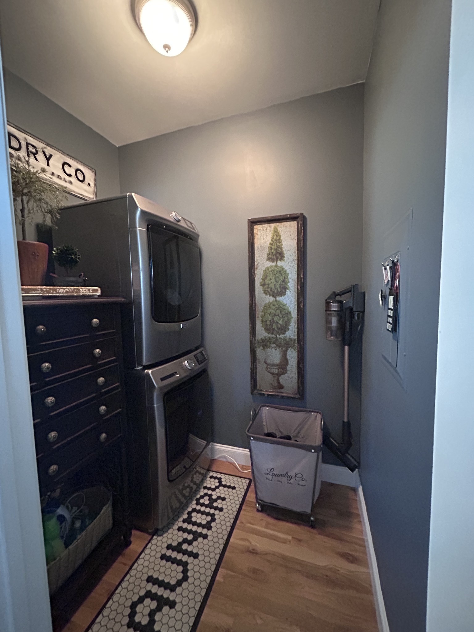 207 North Walnut Street Springfield, TN 37172 - Photo 14 of 15 a hallway with a couch and a stove top oven