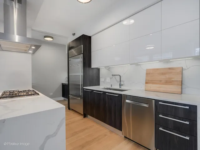 $885,000 | 600 North Kingsbury Street, Unit 309, Chicago, IL 60654