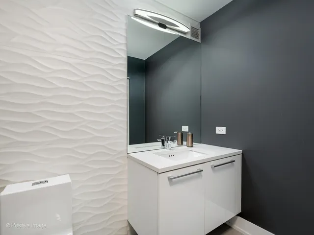 $885,000 | 600 North Kingsbury Street, Unit 309, Chicago, IL 60654