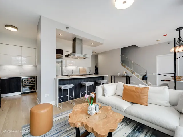 $885,000 | 600 North Kingsbury Street, Unit 309, Chicago, IL 60654