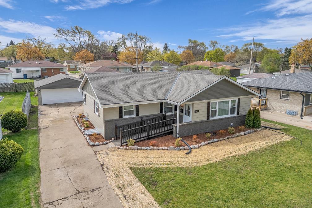 8229 West Green Tree Road Milwaukee, WI 53223 - Photo 2 of 26 IMG_1431