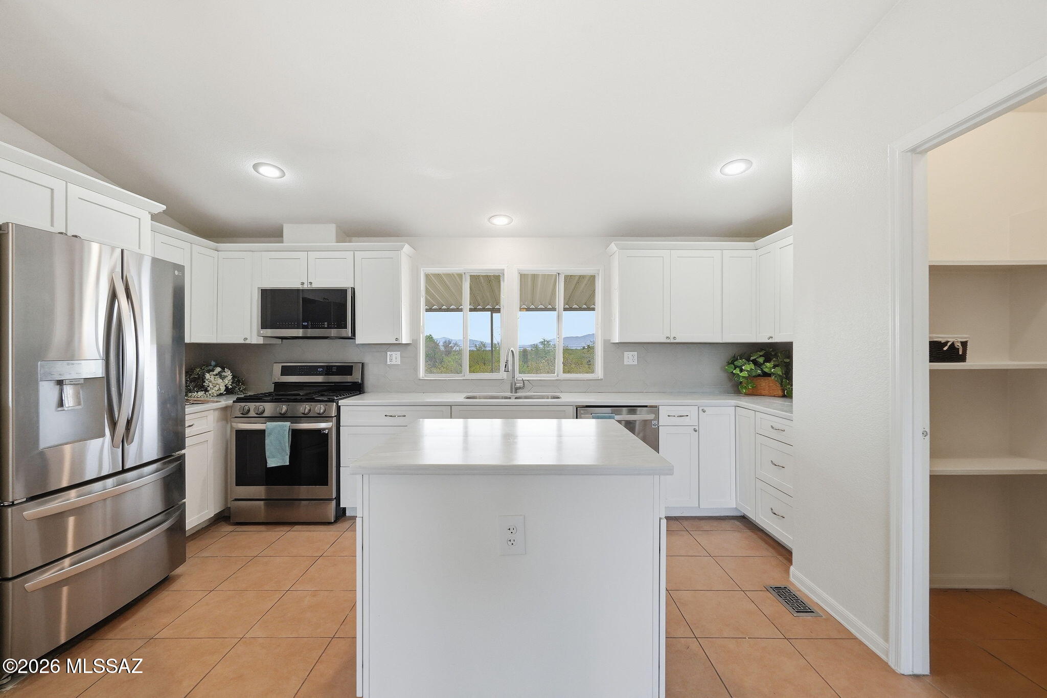 7716 West Sahuarita Road Vail, AZ 85641 - Photo 11 of 51 Kitchen