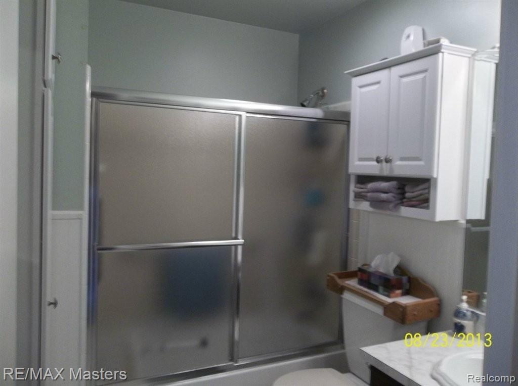 18640 Rudgate Street, Unit 57 Southgate, MI 48195 - Photo 9 of 14 Rudgate Main Bath.jpg