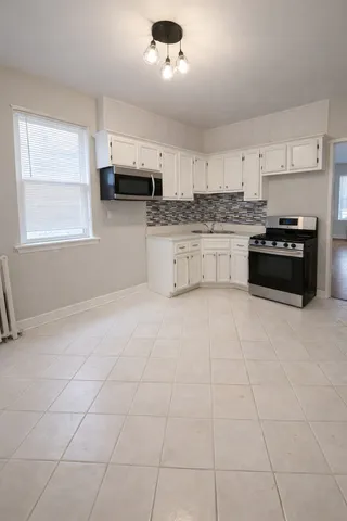 $2,095 | 4925 West Henderson Street, Unit 1, Chicago, IL 60641