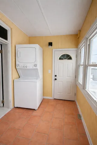 $2,095 | 4925 West Henderson Street, Unit 1, Chicago, IL 60641