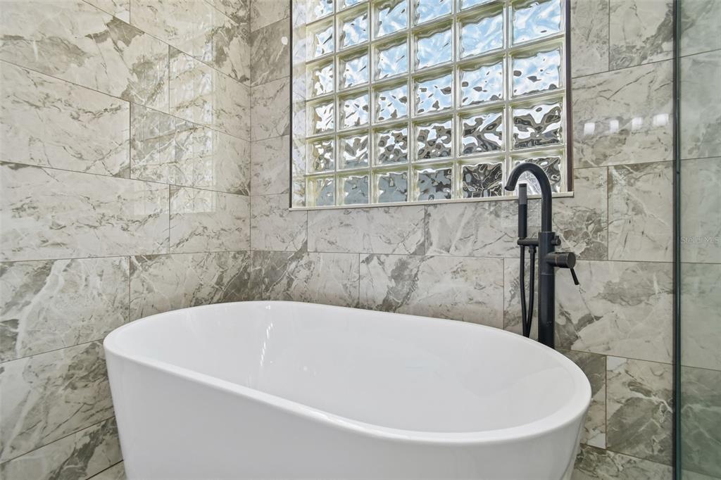 3311 Stonebridge Trail Valrico, FL 33596 - Photo 24 of 33 a bathroom with a bathtub