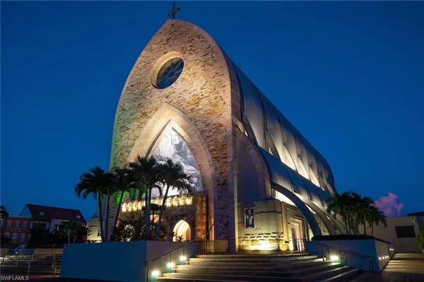 a view of a house with a fountain