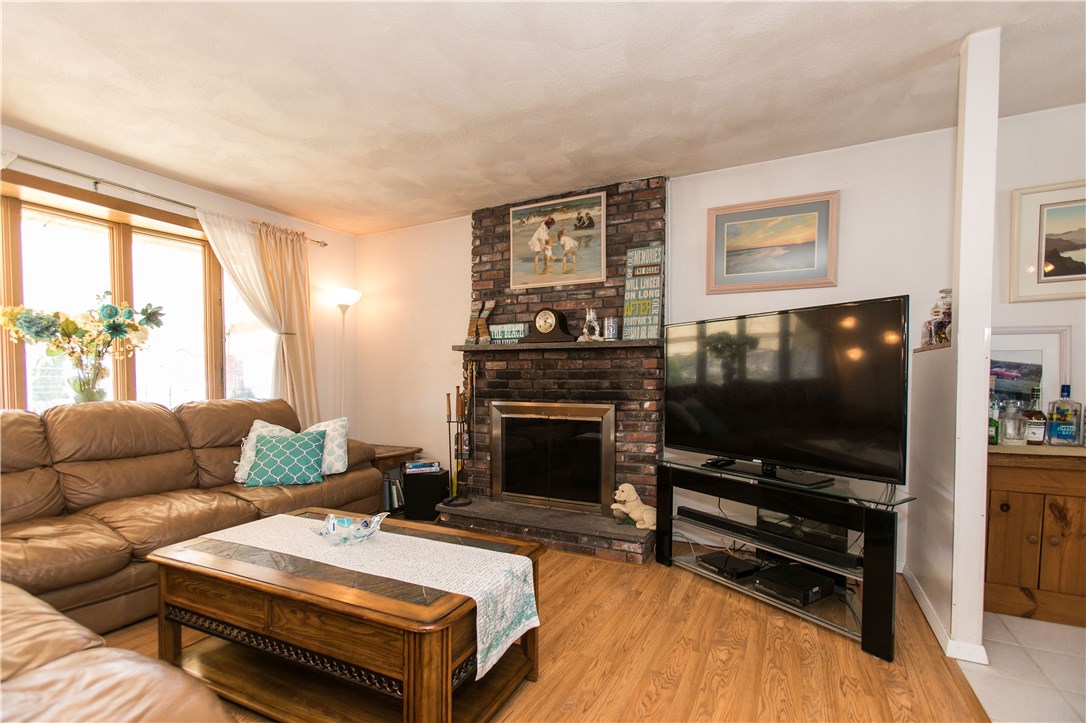 11 Hardpoint Road Cranston, RI 02920 - Photo 6 of 40 Gallery Image 6
