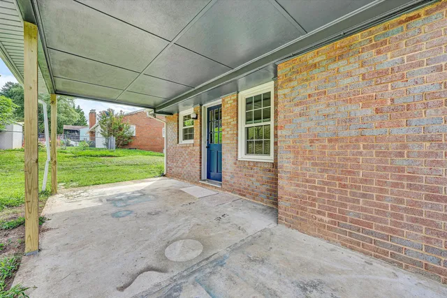a view of a house with backyard and porch