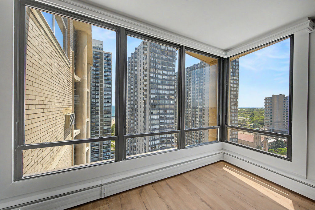 5740 North Sheridan Road, Unit 17C Chicago, IL 60660 - Photo 4 of 32
